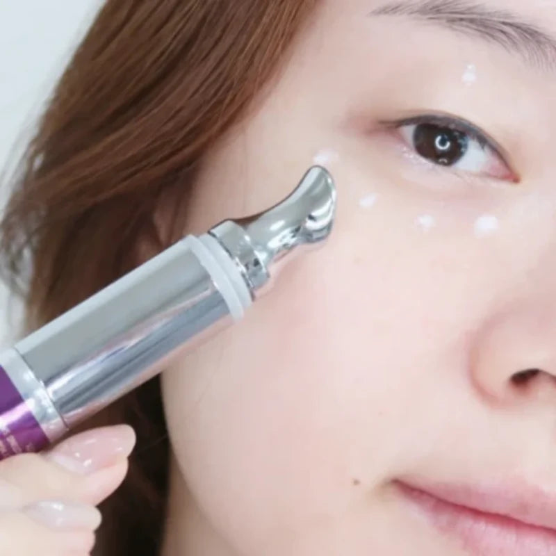 Application du VT Reedle Shot Firming Eye Cream sur le contour des yeux