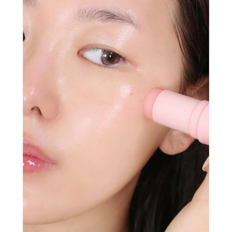 Application KAHI Wrinkle Bounce Multi Balm sur la joue