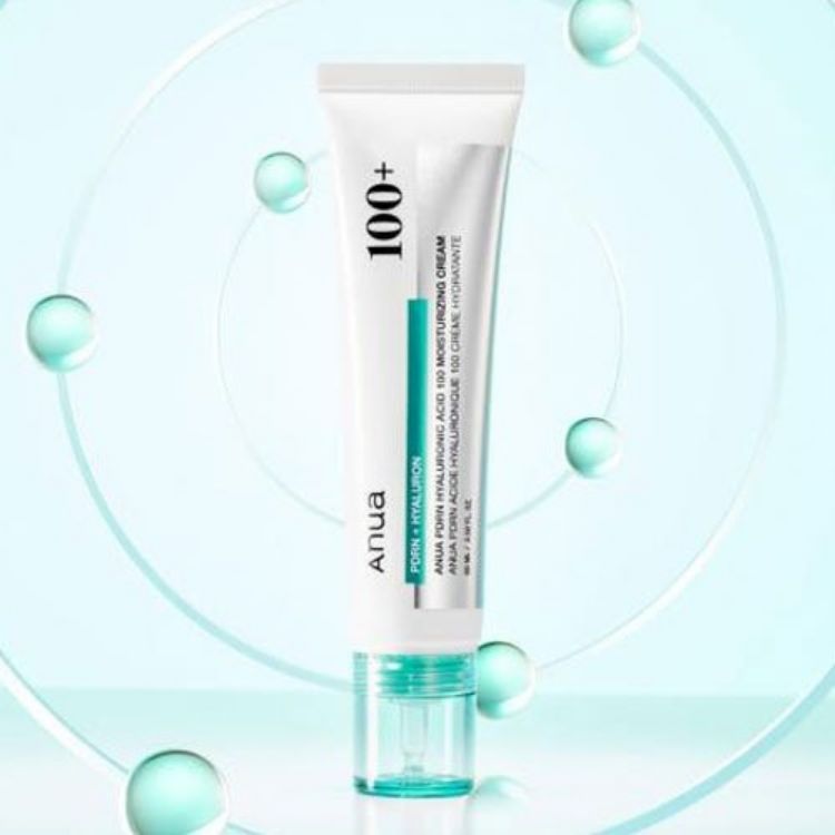 Application de la crème visage ANUA PDRN Hyaluronic Acid