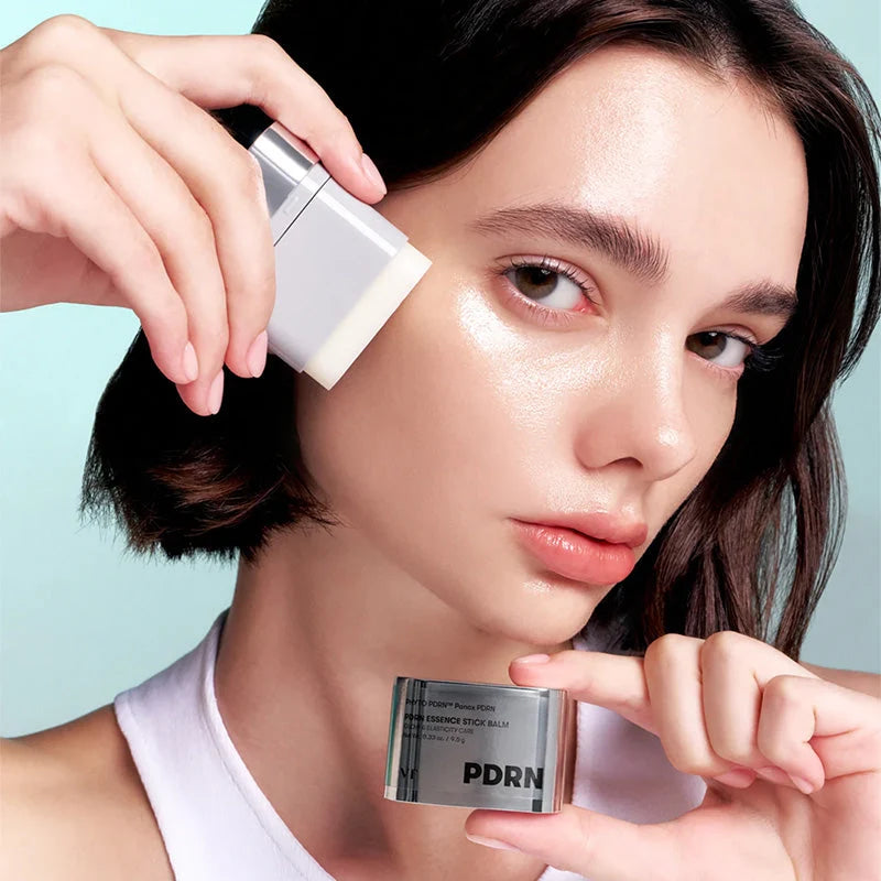 VT PDRN Essence Stick Balm appliqué sur les zones sèches du visage