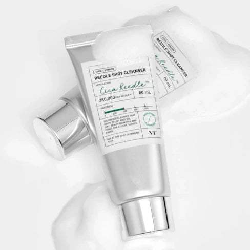 Tubes de nettoyant VT Reedle Shot Cleanser présentés dans une mousse blanche